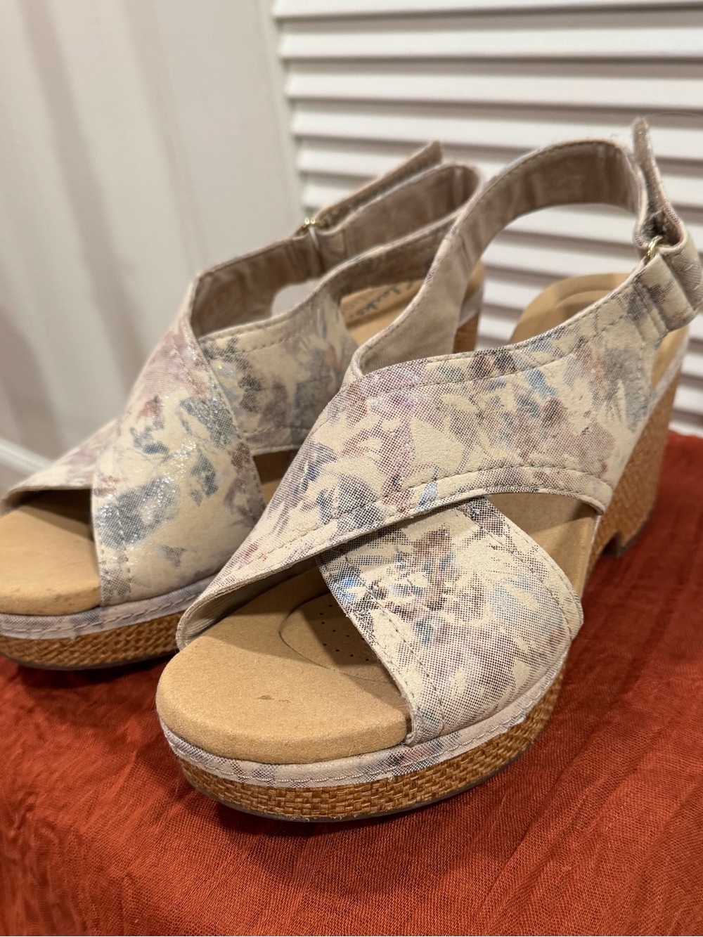 Clarks Giselle Cove Beige Floral Wedge Sandals – Women’s 9M